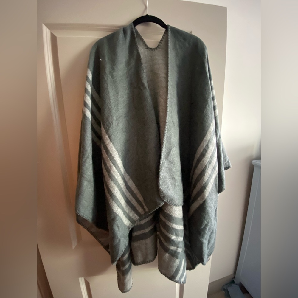 BB Dakota reversible green and gray shawl